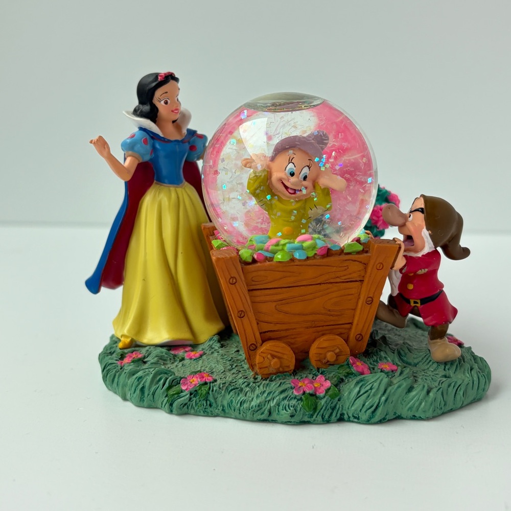 VTG Disney Store Exclusive Snow White and the Seven Dwarfs Small Water‎ Globe